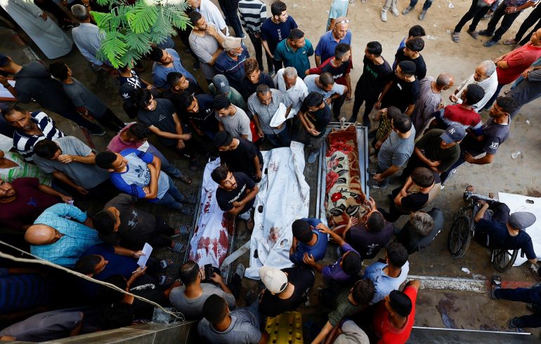 أبرز الصور في أسبوع.. تواصل الفظائع بغزة وكوارث طبيعية بأفغانستان 2 SENSITIVE MATERIAL. THIS IMAGE MAY OFFEND OR DISTURB Mourners stand near the bodies during the funeral of Palestinians killed by Israeli fire while trying to receive aid on Saturday, and others killed in overnight strikes, according to medics, at Al-Shifa Hospital in Gaza City, September 7, 2025. REUTERS/Mahmoud Issa