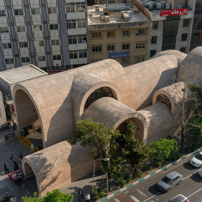 من بنغلاديش إلى فلسطين.. جائزة الآغا خان للعمارة تحتفي بمشاريع الأمل والصمود الإنساني 4 افتُتِحت شبكة مترو الأنفاق في العاصمة عام 1999، لتُصبح لاحقًا من أكبر الشبكات في منطقة الشرق الأوسط، إذ تضمّ 159 محطة موزّعة على 7 خطوط. ويُعدّ ميدان مترو جهاد جزءًا من جهود أوسع تدعمها المدينة لتحويل محطات المترو إلى مساحات عامة نابضة بالحياة.