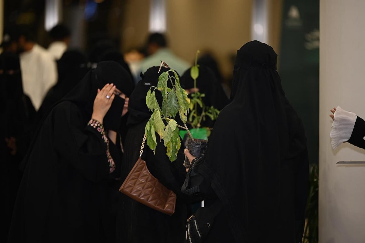 بالصور.. أمانة جازان تنظم "ملتقى جازان الخضراء": مبادرة رائدة لتعزيز الاستدامة ورفع الرقعة النباتية بالمنطقة 10 00eb9094 7ae3 46e6 b7cd d29b04231139