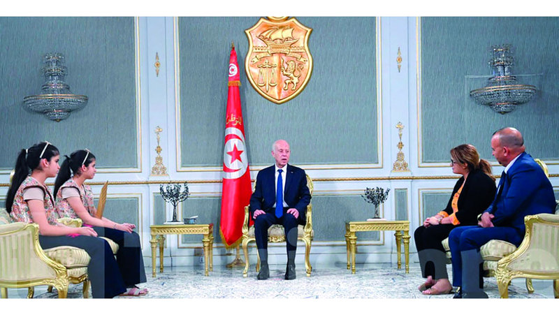 الرئيس التونسي يستقبل التوأم بيسان وبيلسان كوكة بطلتي تحدي القراءة العربي 2025 1761517091 image