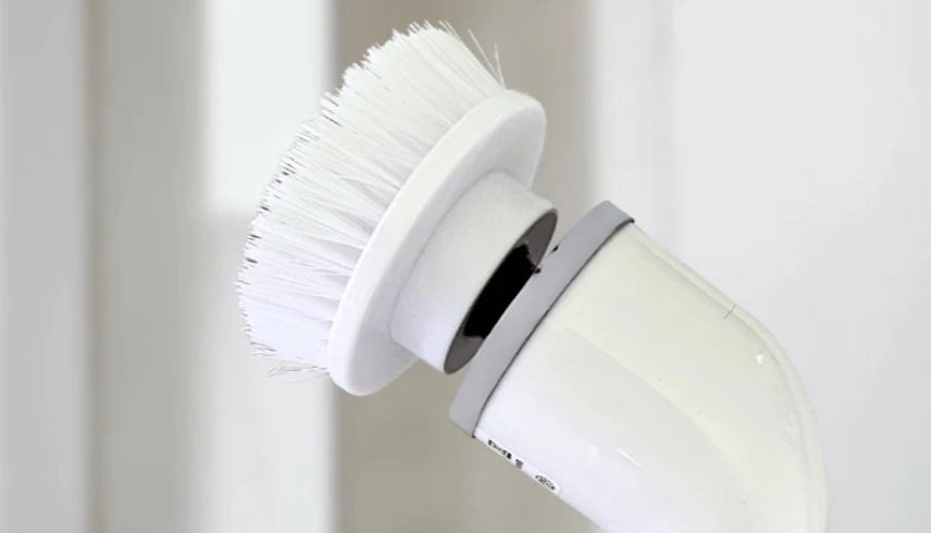 اشترتها الأم عن الإنترنت .. فرشاة تنظيف تتسبب في خلع شعر طفلة 1761800815 image