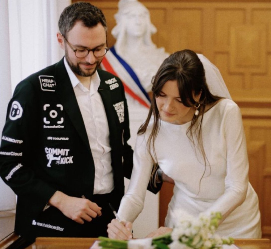 لتغطية المصاريف.. فرنسي يحول بدلة زفافه إلى لوحة إعلانات 1761822580 image