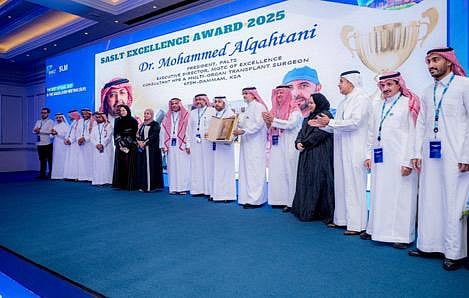 إنجازات حافلة بلغة الأرقام .. الدكتور القحطاني ينال جائزة التميز من الجمعية السعودية لأمراض وزراعة الكبد (SASLT) 1 25d0e980 9d83 44cb be49 d2302091983f