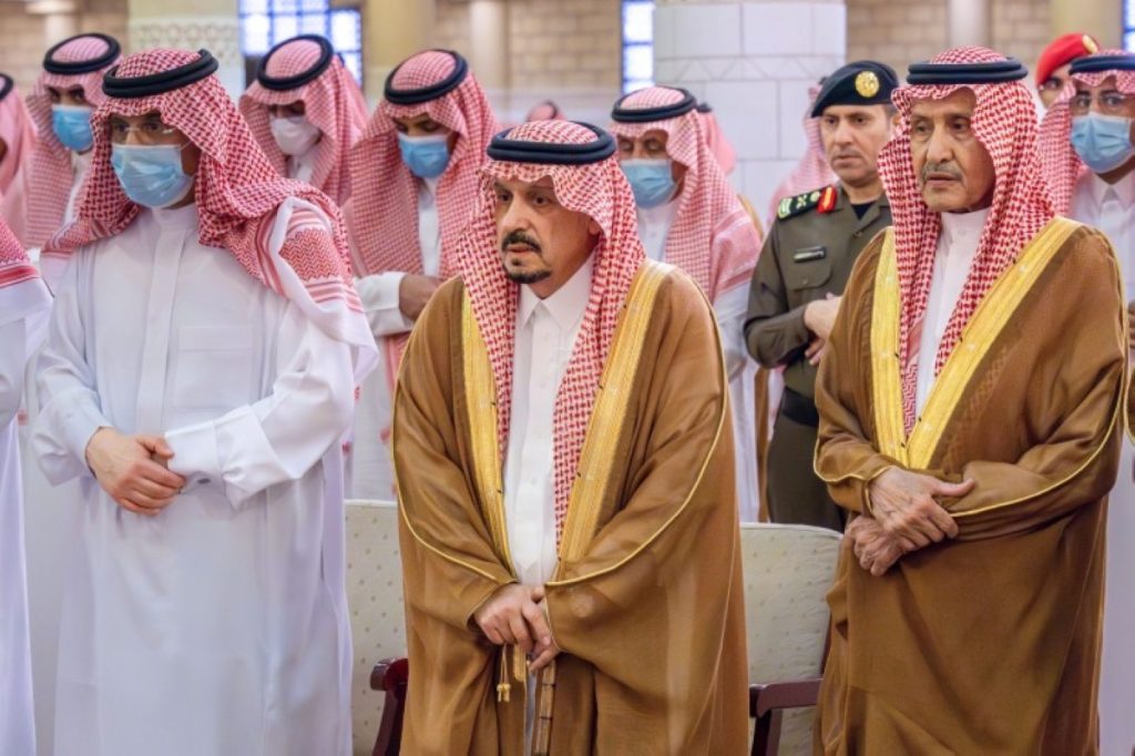 أمير الرياض يؤدي صلاة الميت على الأميرة هيفاء بنت تركي آل سعود 2604182