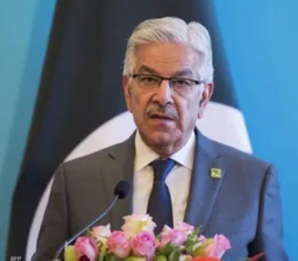 وزير الدفاع الباكستاني يتوعد أفغانستان بحرب مفتوحة إذا فشلت المحادثات 2604226