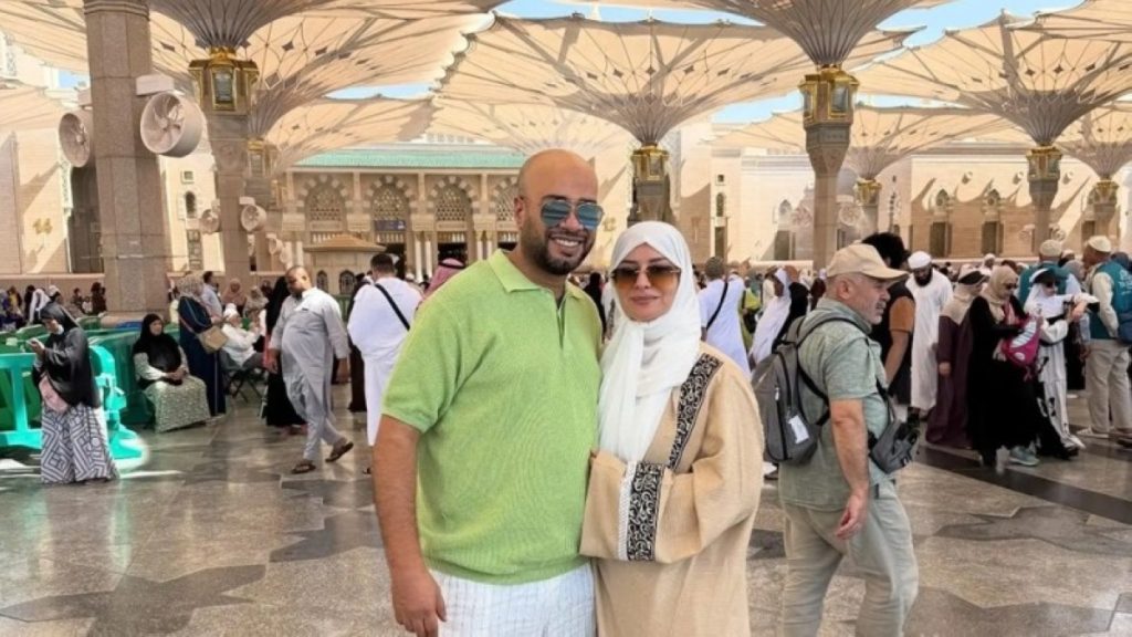 حاتم صلاح يبدأ حياته الزوجية بزيارة السعودية مع زوجته 2604665