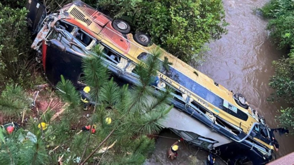 «Final Destination».. مصرع 9 وإصابة 29 سقطت حافلتهم من جسر في الأرجنتين 2604927