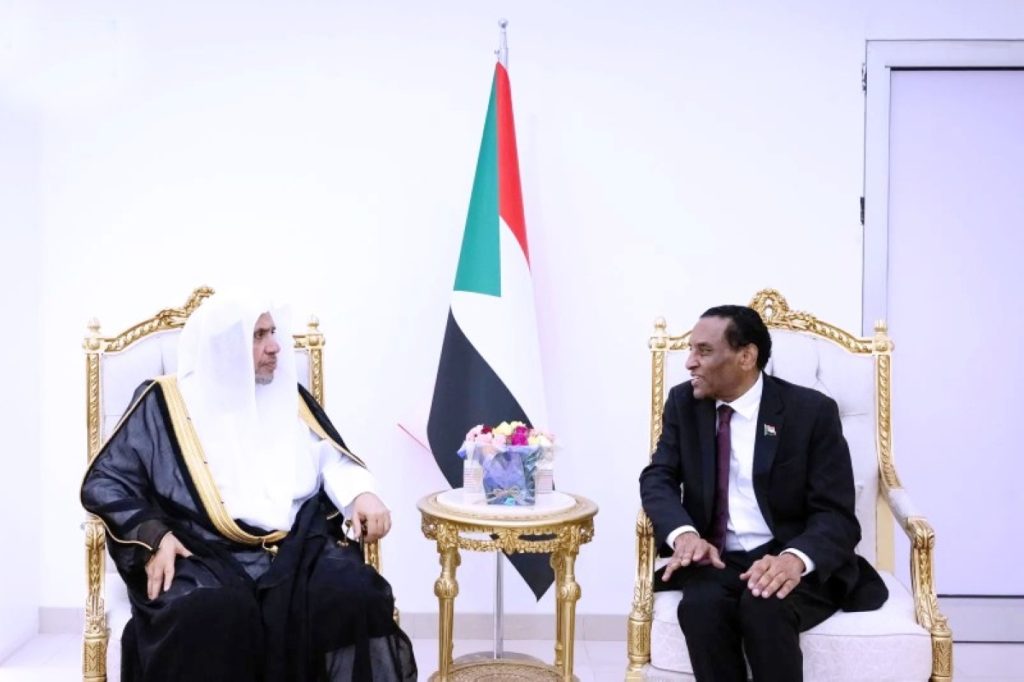 رئيس الوزراء السوداني يستقبل العيسى ويشيد بالحضور المؤثر لرابطة العالم الإسلامي 2605257