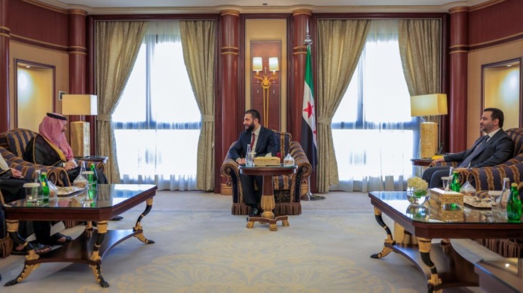 الشرع يستقبل وزير الخارجية ويستعرضان العلاقات بين البلدين 2605678