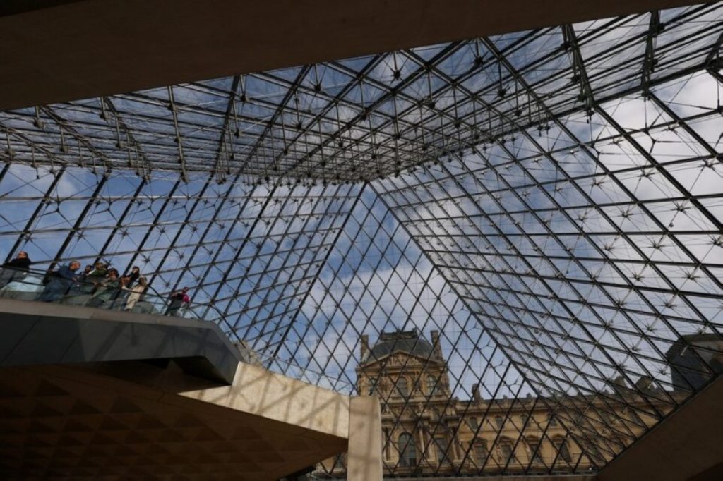 «لص سابق» حذّر من كارثة سرقة «اللوفر»! 2606000