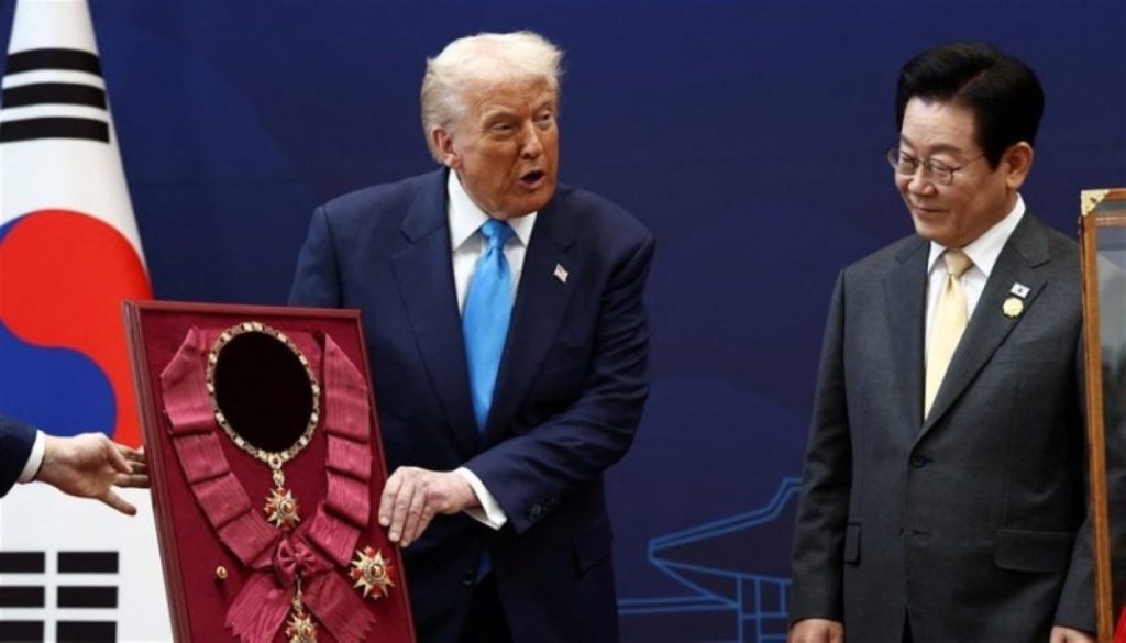 كوريا الجنوبية تفاجئ ترمب بأرفع وسام وتاج ذهبي 2606038