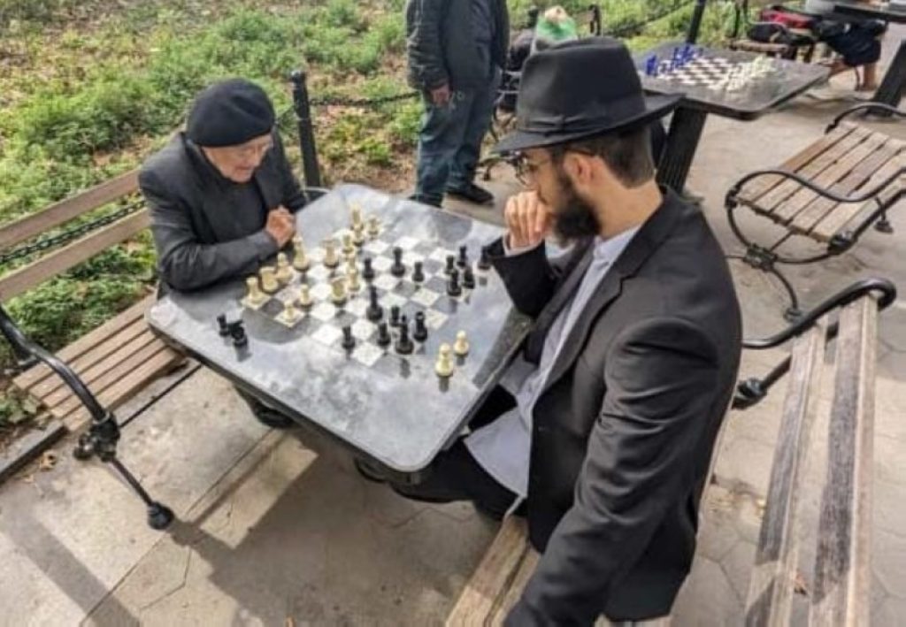 من الشطرنج إلى الإبر.. اتهامات فيدرالية تهز واشنطن سكوير بوفيات الشباب والمشردين 2607113