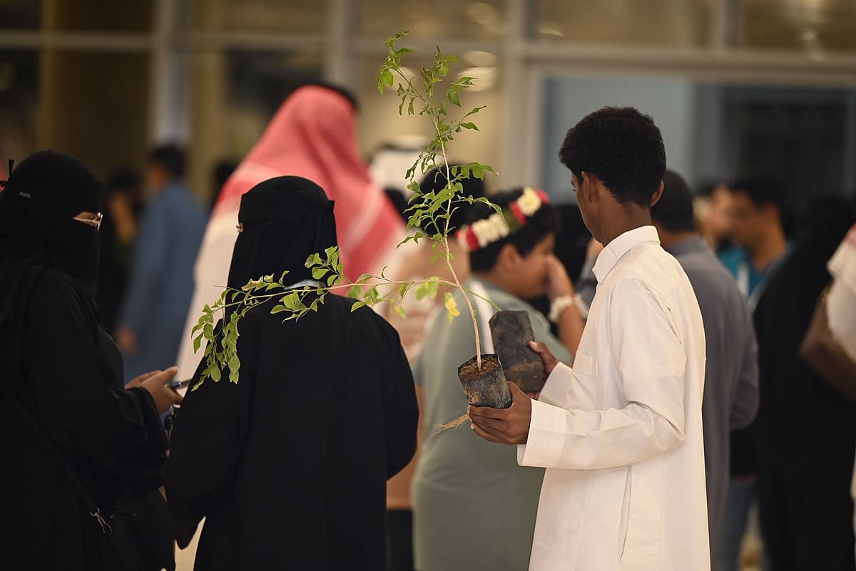 بالصور.. أمانة جازان تنظم "ملتقى جازان الخضراء": مبادرة رائدة لتعزيز الاستدامة ورفع الرقعة النباتية بالمنطقة 4 2a325b9a 710d 43d6 a084 a8d3fcc86bb9
