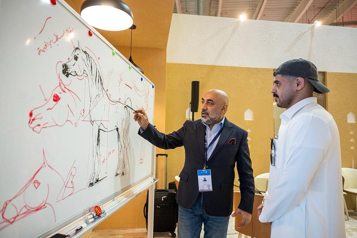 ورشة عمل «رسم الجواد العربي» تستقطب المواهب ضمن فعاليات معرض الصقور والصيد السعودي الدولي 2025 2 IMG 20251010 WA0003