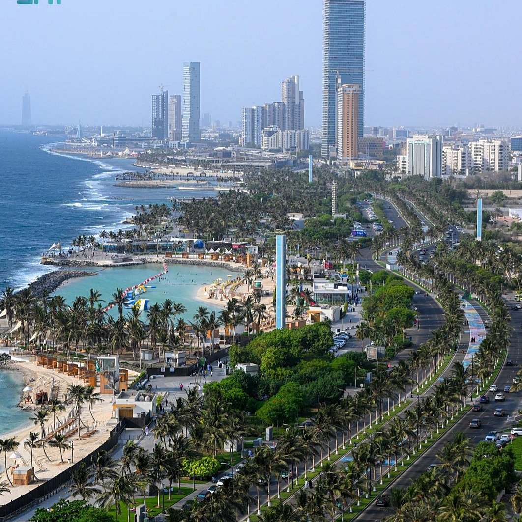 مع اعتدال الأجواء.. إقبال لافت على ممارسة رياضة المشي والجري في ممشى كورنيش جدة 1 IMG20251010215425