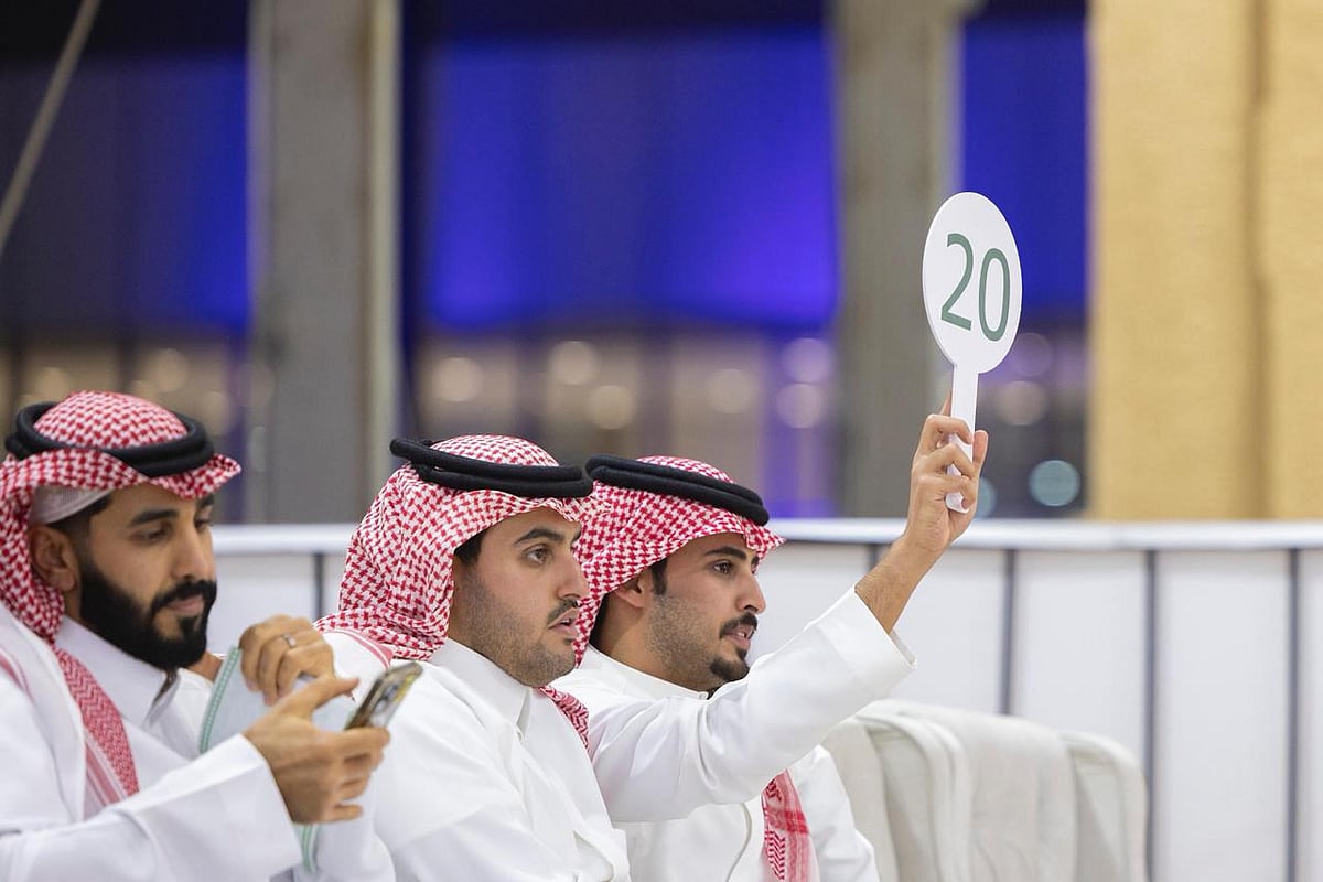 300 ألف ريال حصيلة اليوم الثاني لمزاد الهجن بمعرض الصقور والصيد السعودي الدولي 2025 1 WhatsApp Image 2025 10 11 at 4.48.48 PM