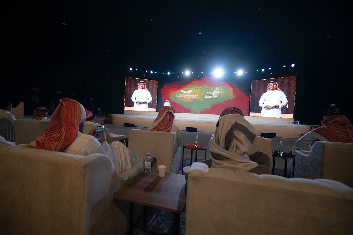 بيع صقرين بـ351 ألف ريال في الليلة الـ12 لمزاد نادي الصقور السعودي 2025 1 WhatsApp Image 2025 10 24 at 3.13.24 PM 1