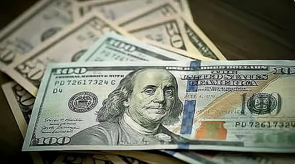 الدولار يتراجع وسط ترقب لاجتماعات البنوك المركزية حول الفائدة ajel2F2025 10 282F2qt4gius2Fajel2025 10 27grj2lj1mD8A7D984D8AFD988D984D8A7D8B1.avif