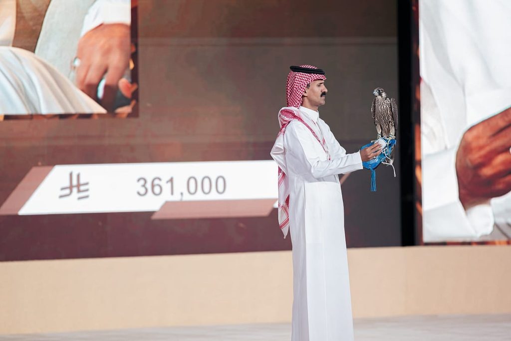 بيع أغلى شاهين فرخ حتى الآن في الليلة الـ17 لمزاد نادي الصقور السعودي 2025 ajel2F2025 10 302F92bk7q8y2F9ab3dc39 9c6e 4218 bc79 577a730b7ee7