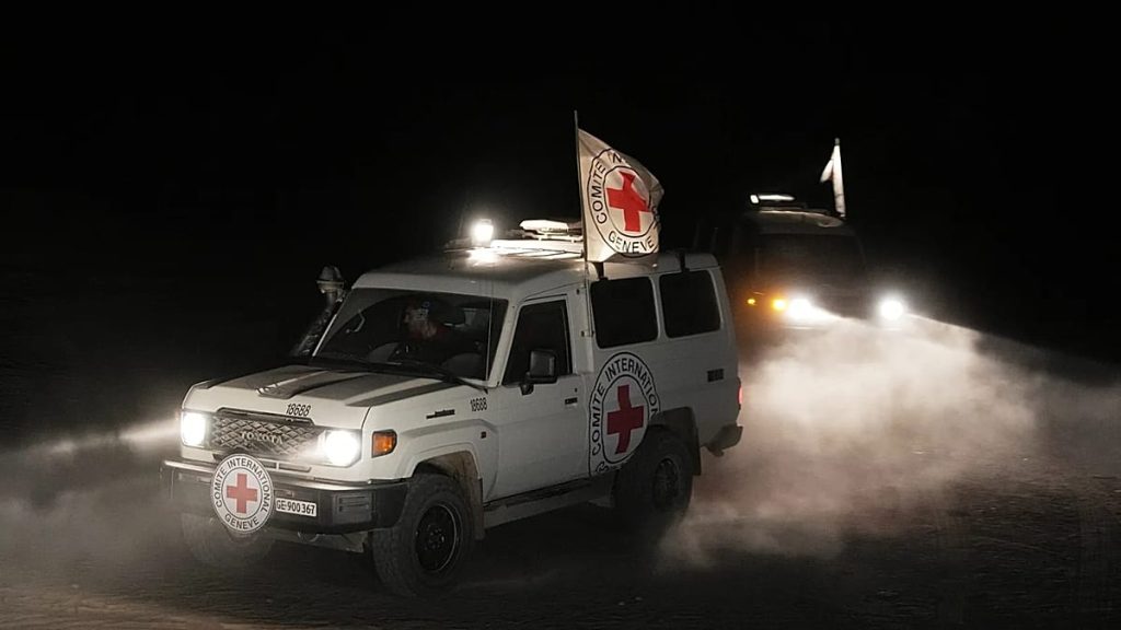 وتقول إسرائيل إن رفات الرهائن الثلاثة الذين أعادتهم حماس تم التعرف عليهم على أنهم جنود 1200x675 cmsv2 5962aa59 1cab 5261 b2eb 3239a45521ba 9534310