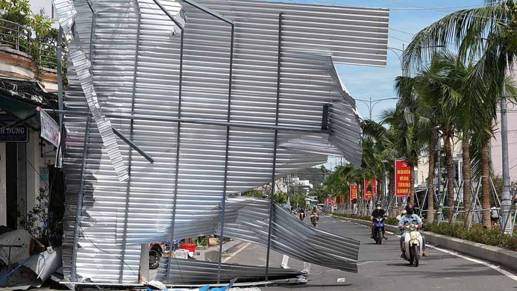 فيديو. إعصار كالميجي: 5 قتلى في عاصفة قوية ضربت وسط فيتنام 1200x675 cmsv2 b39e7f99 b4f3 533a acc0 96e3bfcdcc99 9540170