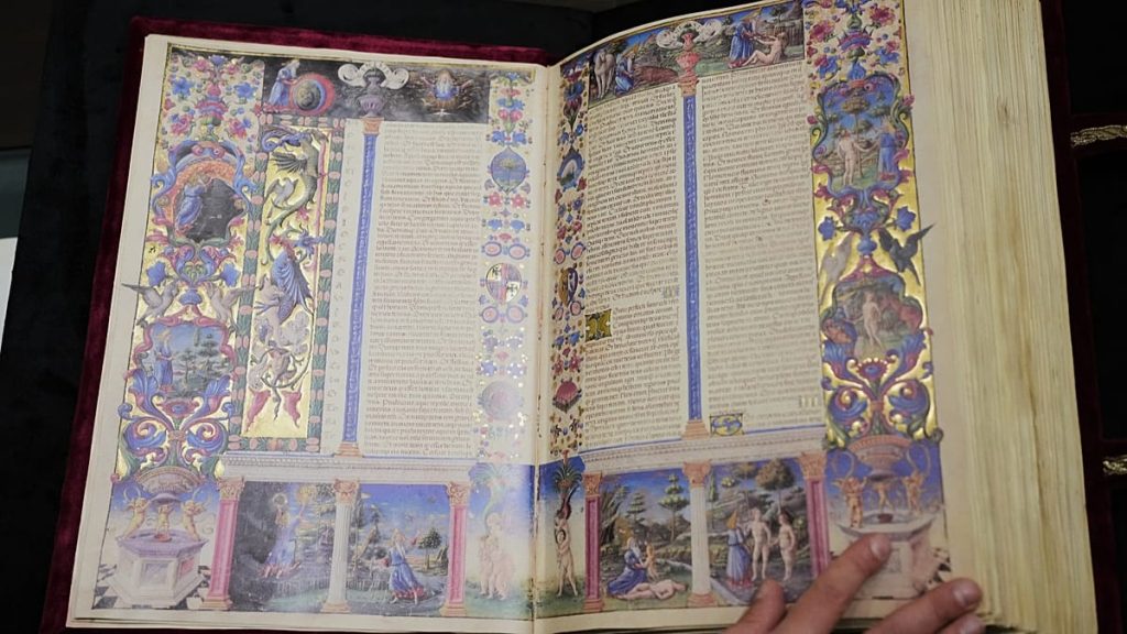 ألقِ نظرة داخل “إنجيل الموناليزا” أثناء عرضه في روما 1200x675 cmsv2 dc15c17c b23e 5a60 a733 ed76b38cdb17 9548281