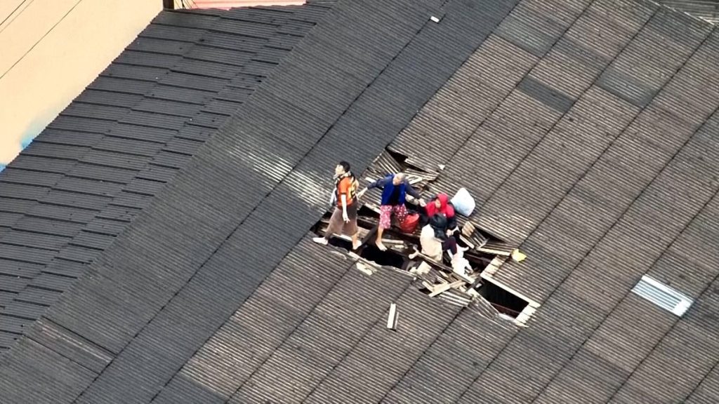 فيديو. إنقاذ عائلة مكونة من خمسة أفراد من السطح في فيضانات تايلاند 1200x675 cmsv2 fe2f0a8c 4075 5bbd afe4 661f4a56e7f5 9562588