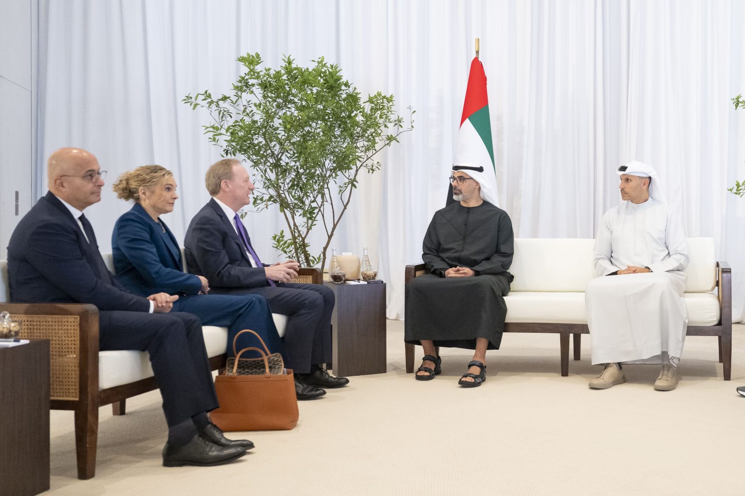 «مايكروسوفت» تستثمر 15.2 مليار دولار في الإمارات لتطوير البنية التحتية للذكاء الاصطناعي 1762189400 image