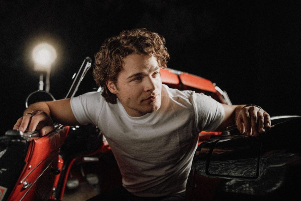 ماكس ماكنون يتحدث عن نصيحة “محورية” تلقاها من مدير أعمال لوك كومز، الموسيقى الجديدة قيد التنفيذ 1762212051 0x0