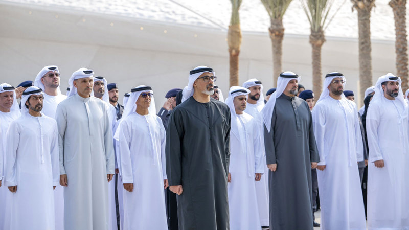 خالد بن محمد يرفع عَلَم الدولة أمام متحف زايد الوطني 1762219157 image