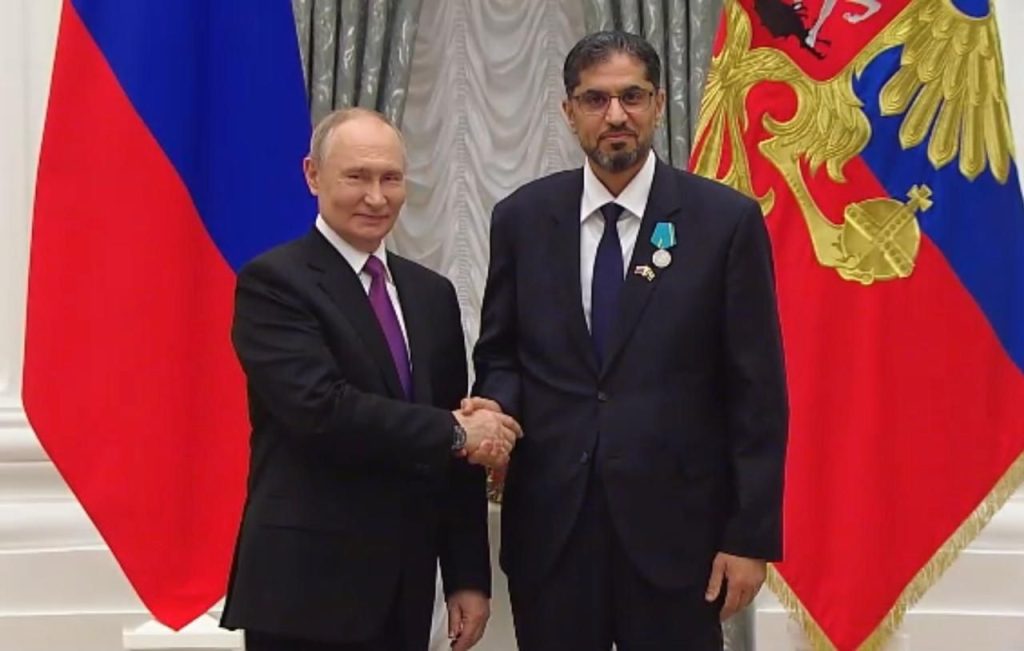 بوتين يقلد سفير الإمارات وسام “بوشكين” 1762286273 image
