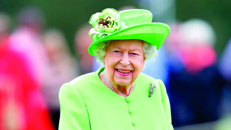 معرض يسلّط الضوء على إكسسوارات وفساتين الملكة إليزابيث 1762306018 image