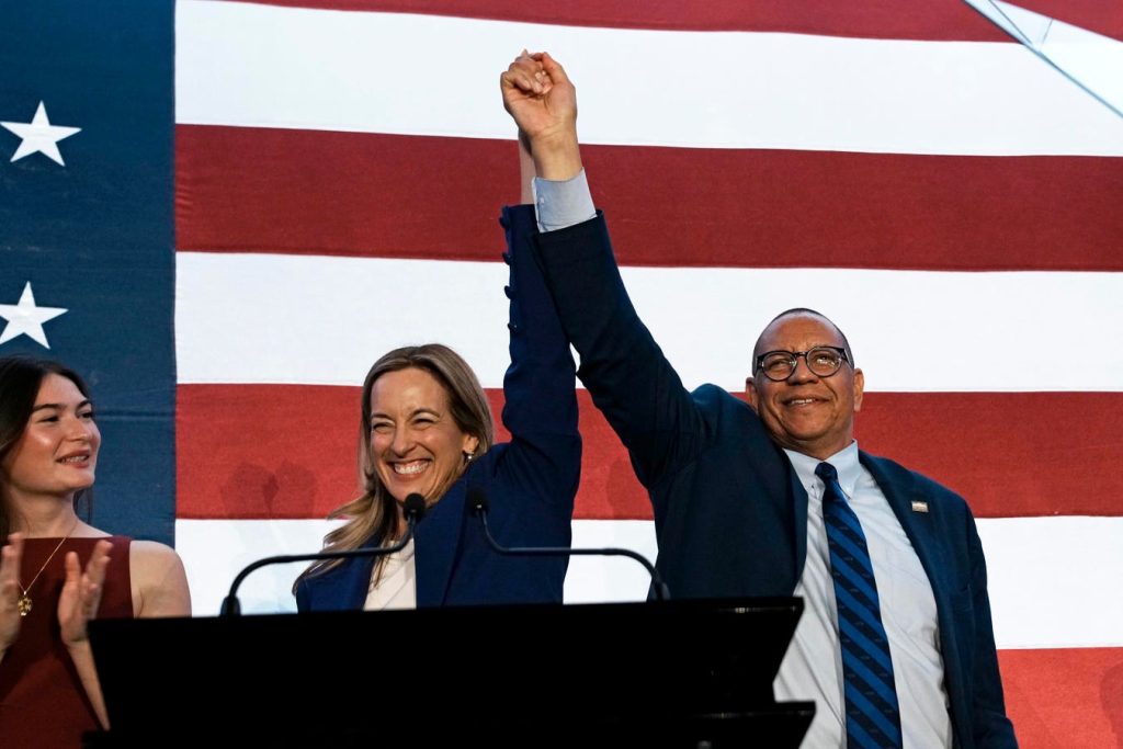 يعود اللاتينيون إلى الديمقراطيين في انتخابات يوم الثلاثاء دون وجود ترامب في الاقتراع 1762366298 0x0