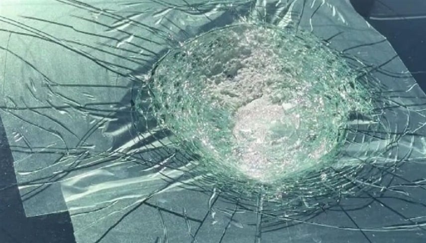 «نيزك» يسقط فوق سيارة «تسلا» أثناء سيرها ويذيب زجاجها الأمامي .. ( صور ) 1762415291 image