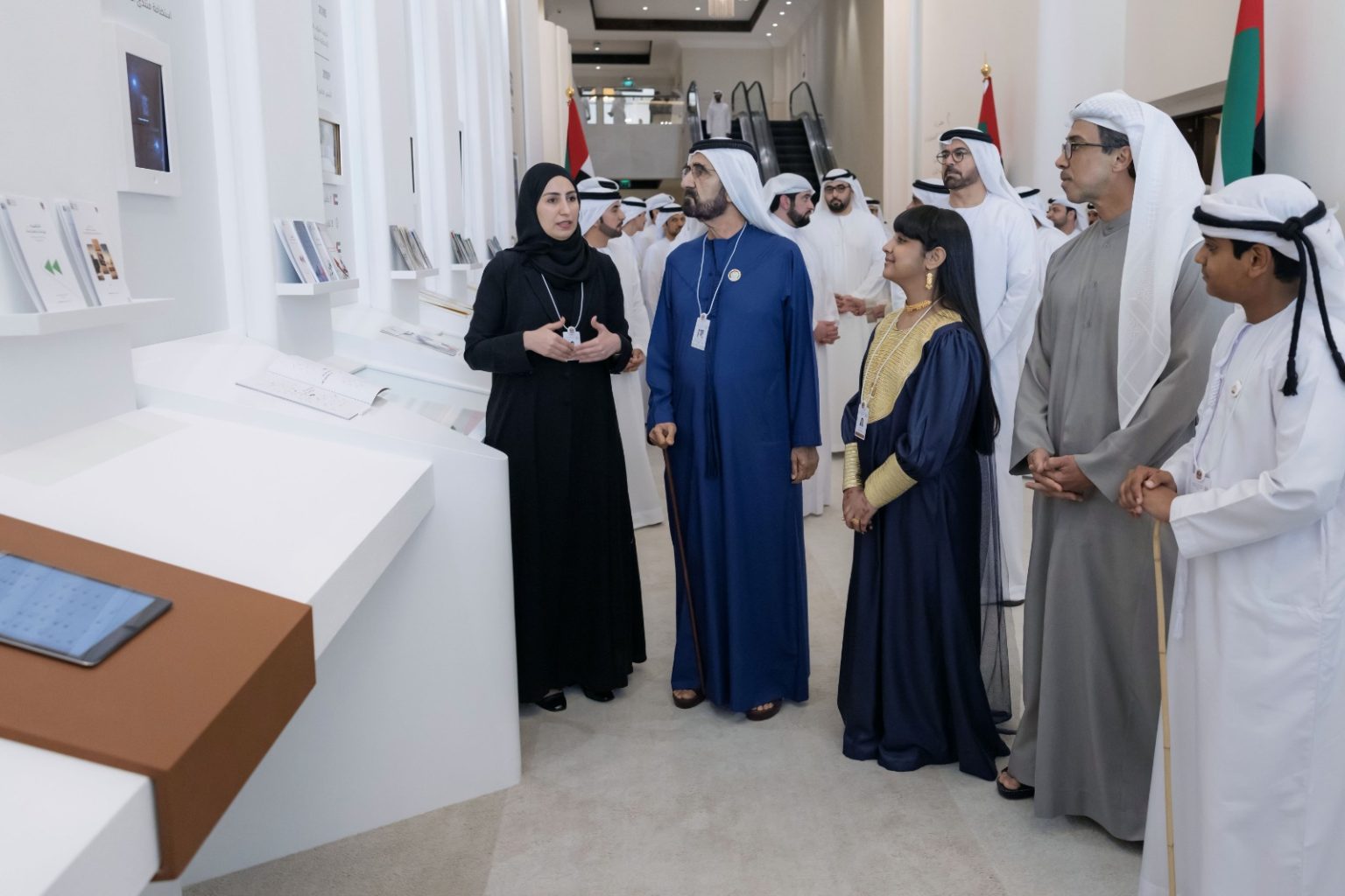 محمد بن راشد يطلع على الجدارية الإحصائية لدولة الإمارات 1762446308 image