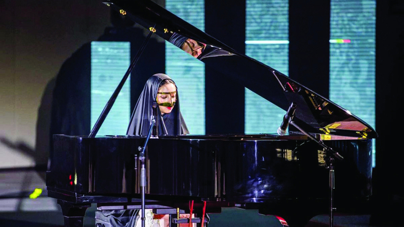 دانة الكثيري.. بالبرقع والزي الإماراتي تكتب إرث الوطن بالموسيقى 1762547654 image