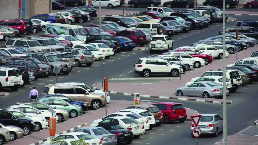 صعوبة إيجاد «مواقف» في دبي تدفع سائقين إلى المخالفات وزيادة الزحام 1762555552 image