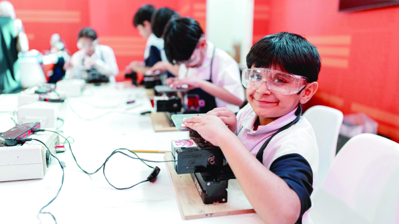 أطفال ينحتون حكاياتهم بالخشب 1762561978 image