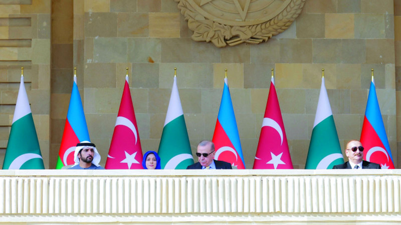 حمدان بن محمد يحضر احتفالات أذربيجان بـ «يوم النصر» 1762655559 image