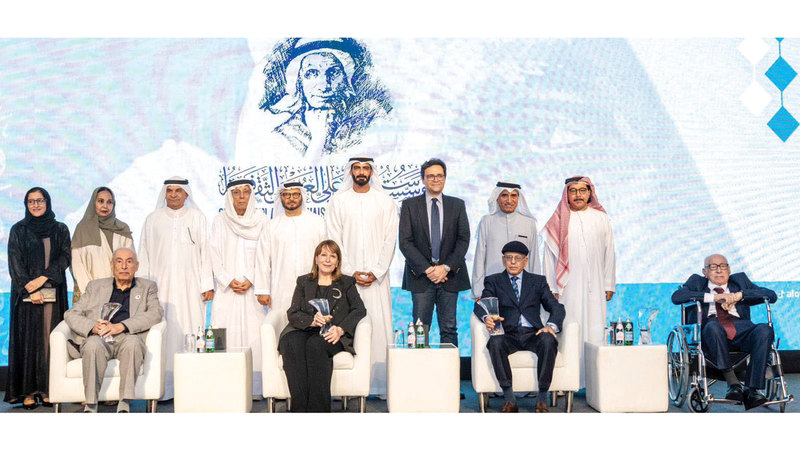 «العويس» تسدل الستار على جوائز الدورة الـ 19 وتكرّم الفائزين 1763179790 image