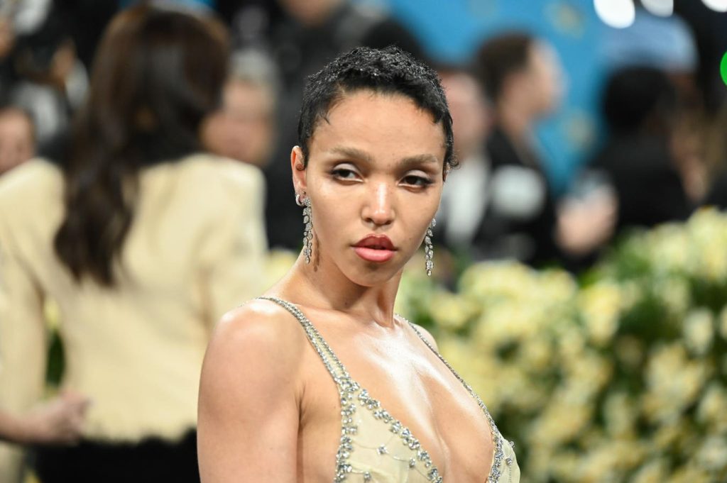 FKA Twigs تنعم بأغنية “Eusexua Afterglow” في الألبوم الجديد 1763181767 0x0