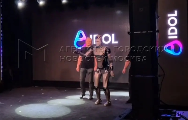 روبوت روسي شبيه بالبشر يرتبك ويقع على وجهه في أول لقاء له مع بشر حقيقيين 1763195227 image