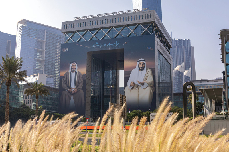«براند دبي» و«المركز المالي العالمي» يقدمان عملاً إبداعياً ضخماً يحتفي بإرث زايد وراشد 1763252017 image