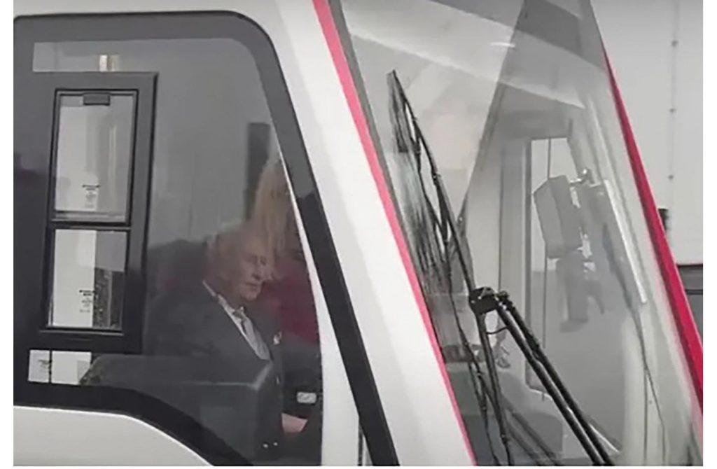 الملك تشارلز يقود المترو بنفسه في عيد ميلاده الـ77 1763278701 image