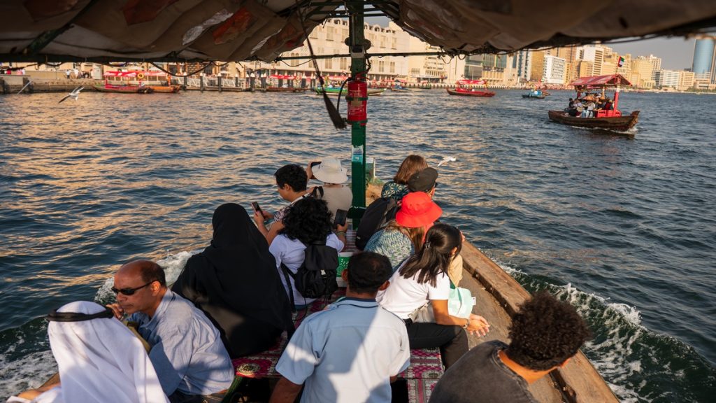 ضيوف «آيكوم دبي 2025» يستكشفون متاحف ومعالم إماراتية 1763396903 image