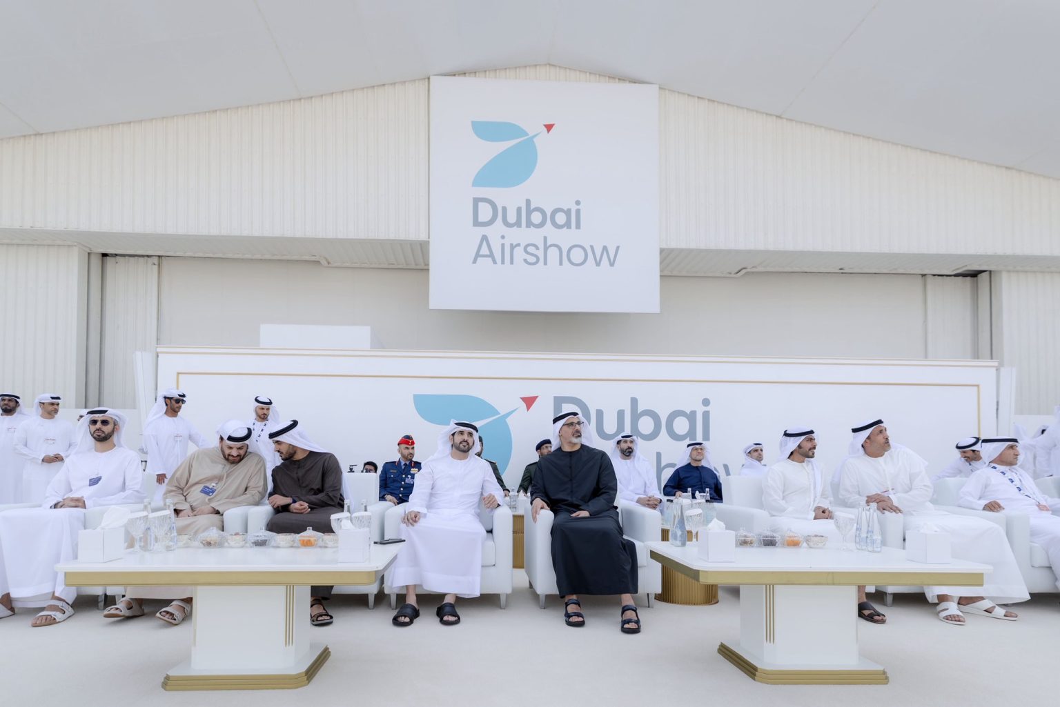 خالد بن محمد بن زايد وحمدان بن محمد بن راشد يشهدان العرض الجوي المصاحب لـ”دبي للطيران” في دورته الـ19 1763398006 image