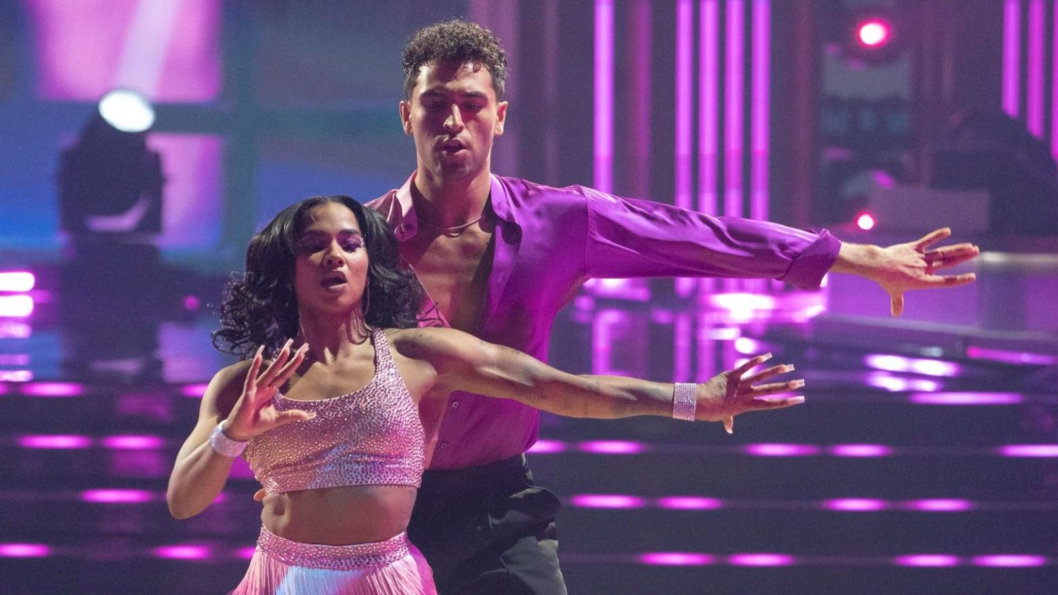 إليكم أغاني ورقصات الأمير الليلية “الرقص مع النجوم” في الدور نصف النهائي 1763400060 0x0