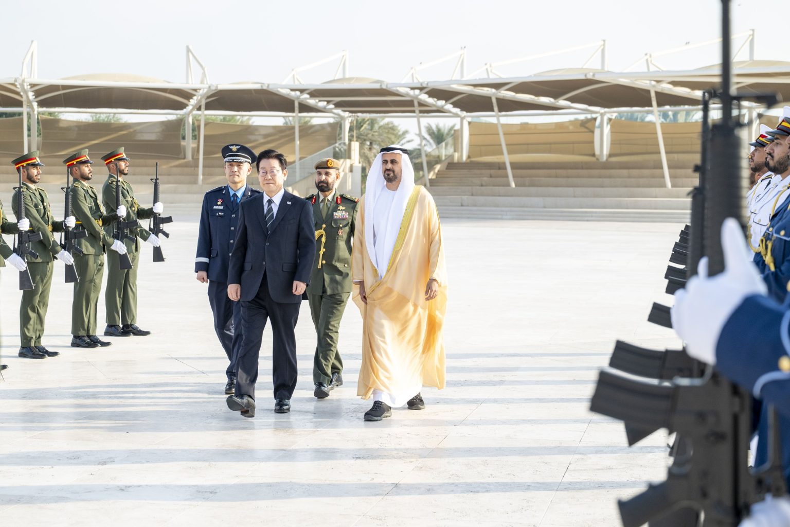 ذياب بن محمد بن زايد يستقبل رئيس جمهورية كوريا في واحة الكرامة 1763403124 image