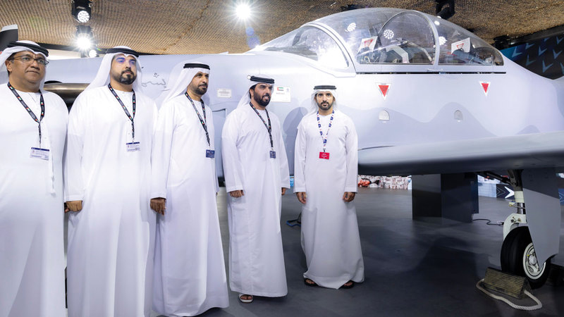 حمدان بن محمد يطّلع على الطائرة القتالية «كالدس B-250» الإماراتية الصنع 1763424832 image