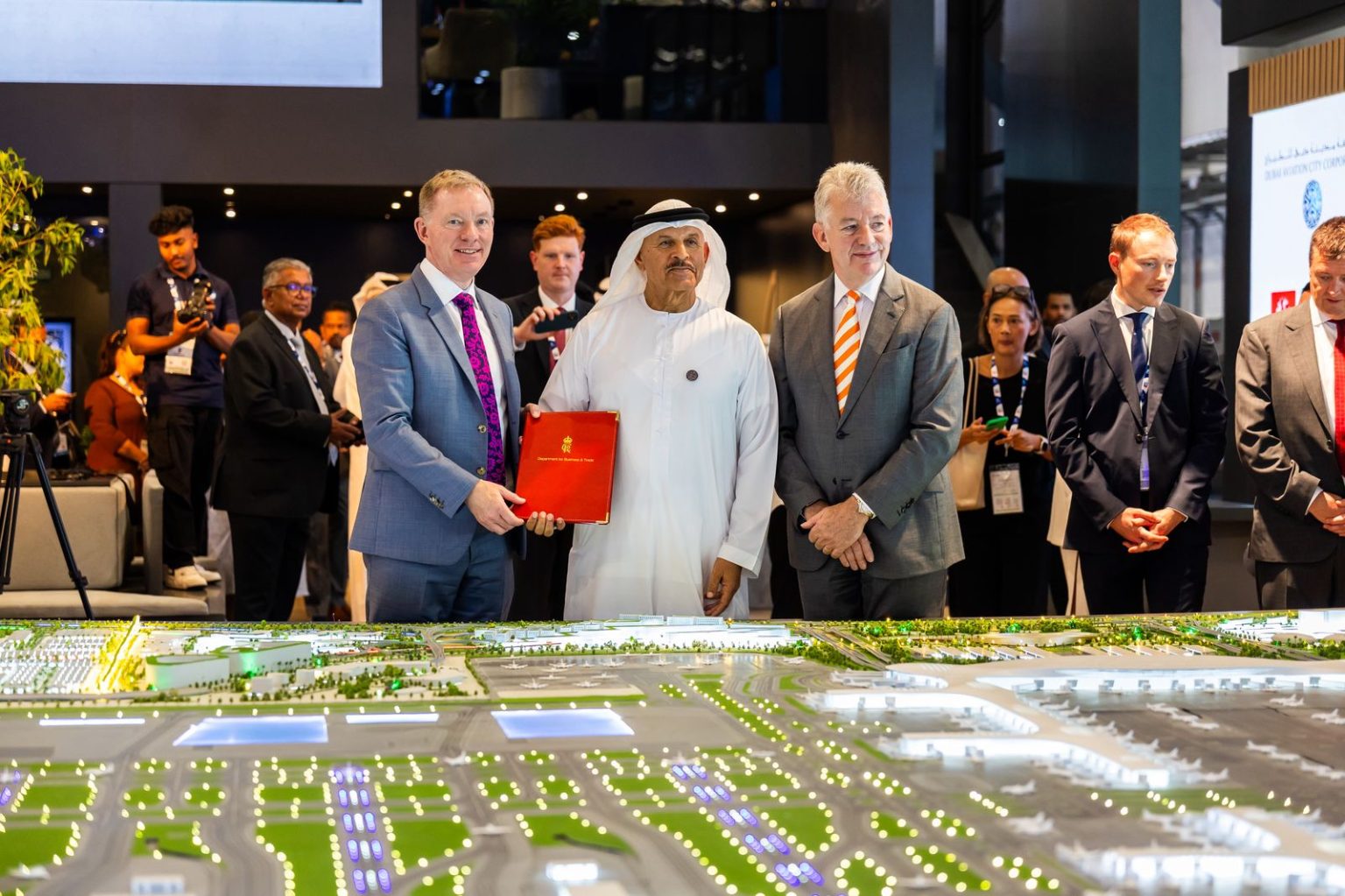 مشروع توسعة مطار آل مكتوم الدولي يتلقى 3.5 مليار دولار أميركي 1763458060 image